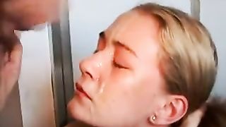 Anteprima del video: Giovane zoccola inculata