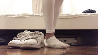 Studentessa esibisce piedi e calze