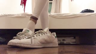 Studentessa esibisce piedi e calze