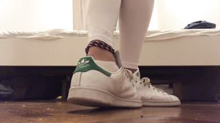 Anteprima del video: Studentessa esibisce piedi e calze
