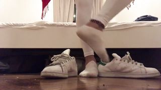 Studentessa esibisce piedi e calze