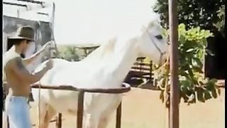 Bionda scopata al maneggio