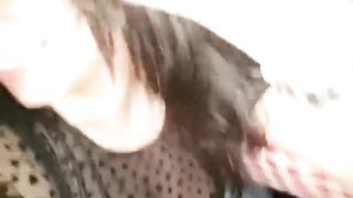 Pompino sotto il tavolo durante una cena romantica