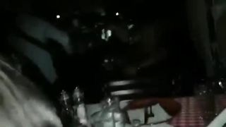 Pompino sotto il tavolo durante una cena romantica