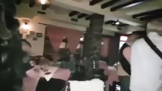 Pompino sotto il tavolo durante una cena romantica