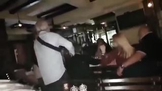 Pompino sotto il tavolo durante una cena romantica