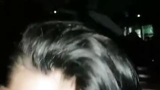 Pompino sotto il tavolo durante una cena romantica