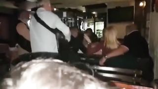 Pompino sotto il tavolo durante una cena romantica