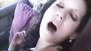 Bella troia lavora di bocca in auto