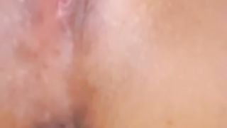 Un'amica che si masturba