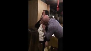 Prima di sposarsi la ragazza si fa succhiare le tette