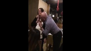 Prima di sposarsi la ragazza si fa succhiare le tette