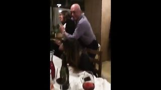 Prima di sposarsi la ragazza si fa succhiare le tette