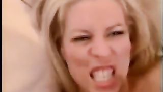 La troia bionda lavora in casa