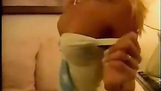 La troia bionda lavora in casa