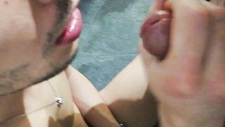 Anteprima del video: Pompino con venuta in bocca