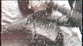 Lola scopata dal suo uomo mentre sega l'amico