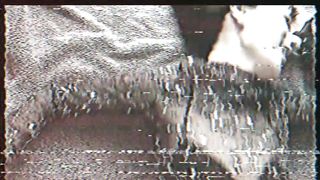 Lola scopata dal suo uomo mentre sega l'amico