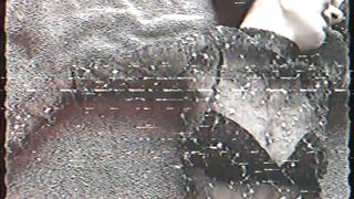 Anteprima del video: Lola scopata dal suo uomo mentre sega l'amico