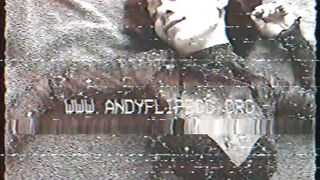 Lola scopata dal suo uomo mentre sega l'amico