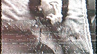 Lola scopata dal suo uomo mentre sega l'amico