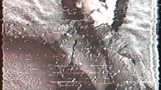 Lola scopata dal suo uomo mentre sega l'amico