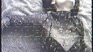 Lola scopata dal suo uomo mentre sega l'amico