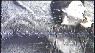 Lola scopata dal suo uomo mentre sega l'amico