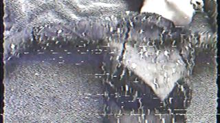 Lola scopata dal suo uomo mentre sega l'amico