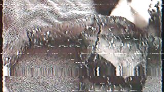 Lola scopata dal suo uomo mentre sega l'amico