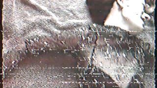 Lola scopata dal suo uomo mentre sega l'amico