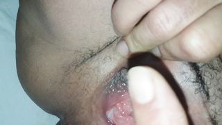 Mi piace masturbare la figa di quella troia di mia moglie