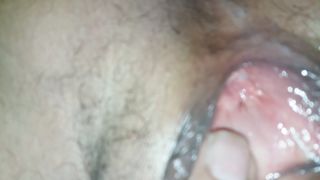 Mi piace masturbare la figa di quella troia di mia moglie