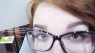 Simpatica studentessa porca sul divano