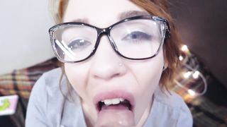 Simpatica studentessa porca sul divano