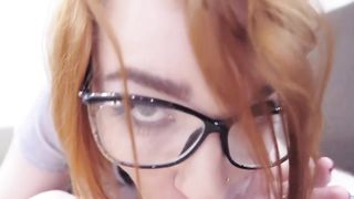 Simpatica studentessa porca sul divano