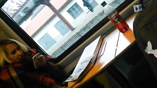 Anteprima del video: Candid camera bionda in calze nere