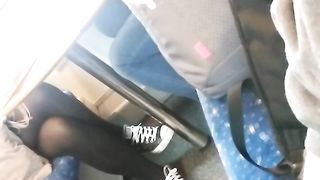 Candid camera bionda in calze nere