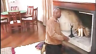 Ragazza bianca fottuta anche nel culo da un nero