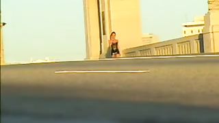 Puttaniere carica in auto un troione da monta