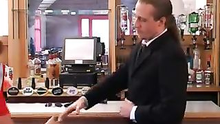 Milfona sodomizzata duramente in un bar