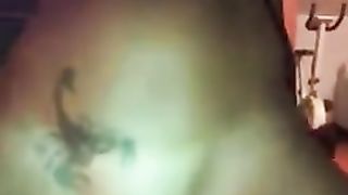 La milfona tatuata cavalca il mio uccellone