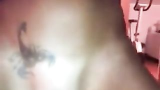 La milfona tatuata cavalca il mio uccellone