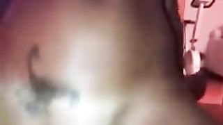 La milfona tatuata cavalca il mio uccellone