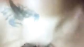 La milfona tatuata cavalca il mio uccellone