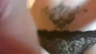 Nicoletta sfotte i segaioli con il cazzetto