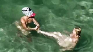 Spione segaiolo filma 2 donne nude in spiaggia