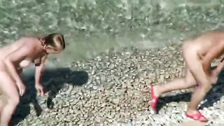 Spione segaiolo filma 2 donne nude in spiaggia