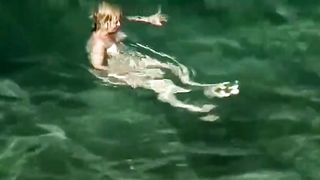Spione segaiolo filma 2 donne nude in spiaggia
