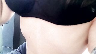 Daniela nuda in auto